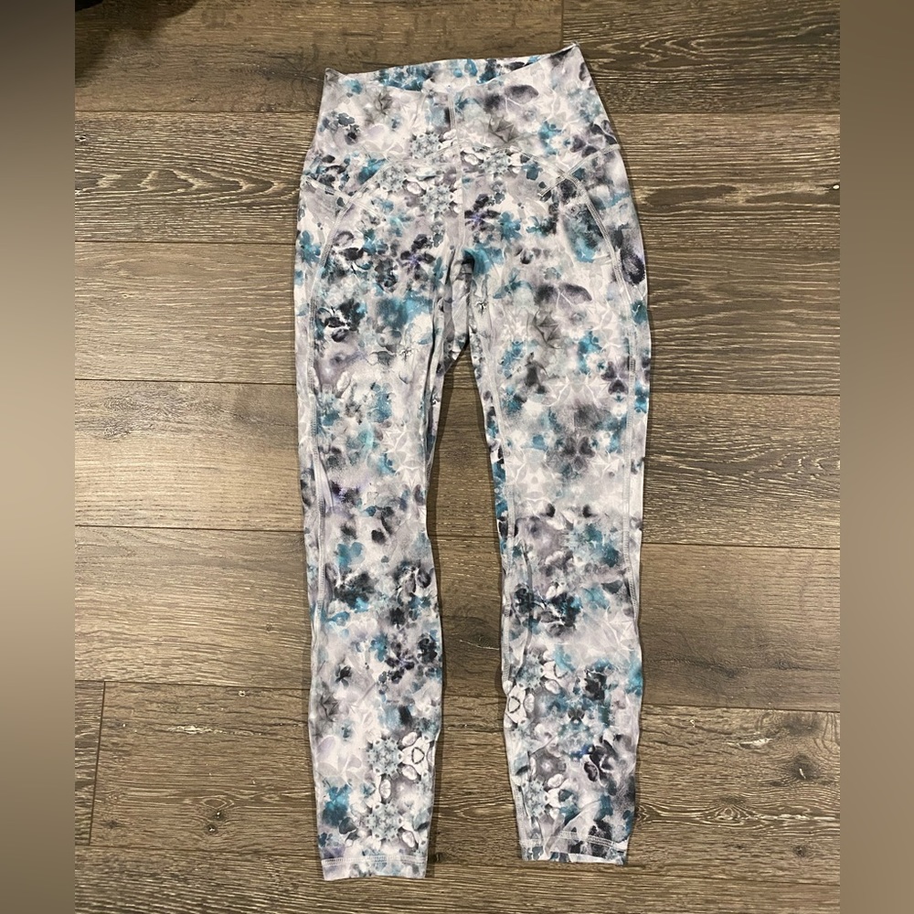 Lululemon size 6 cropped leggings